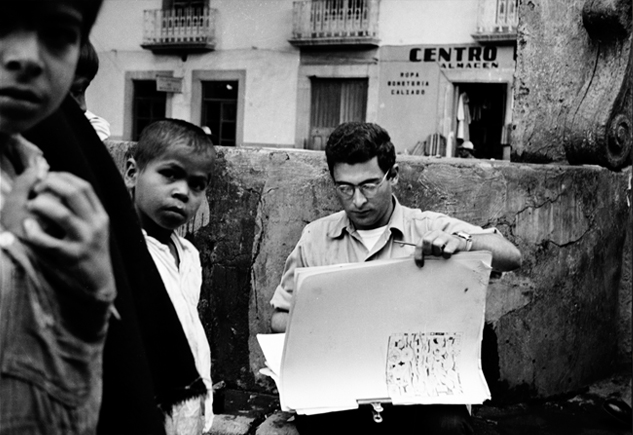 Al Blaustein sketching children on the streets in Mexico, ca. 1950.<br />
Photo: Lotte Blaustein Al Blaustein 5