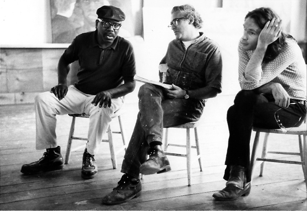 Al Blaustein in a discussion with Jacob Lawrence (left) and Brice Marden (right).<br />
Skowhegan School of Painting and Sculpture, 1970.<br />
Photographer unknown. Used with permission of the Skowhegan School of Painting and Sculpture, Maine Al Blaustein 6